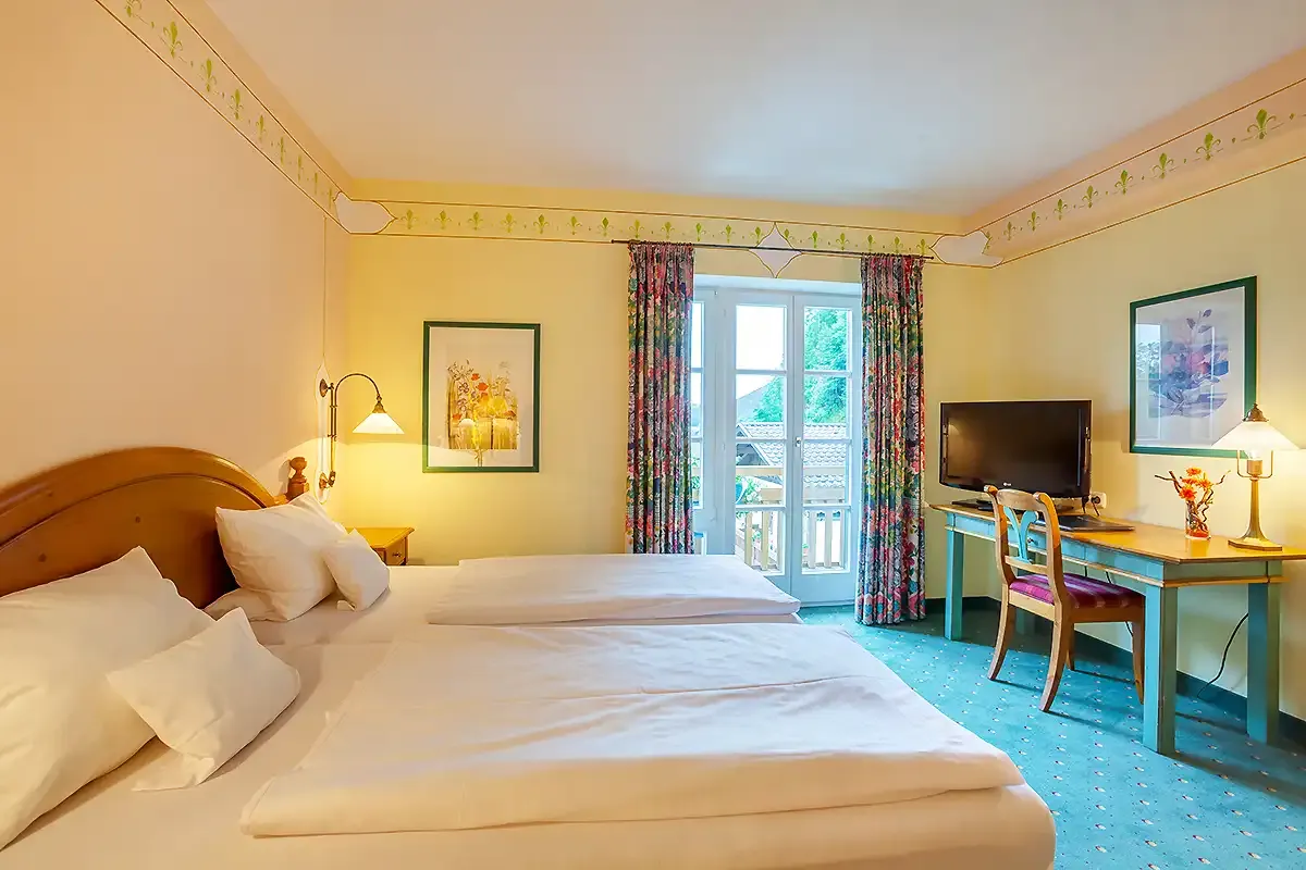 Großes Hotelzimmer im Berghotel Hammersbach mit Holzmöbeln im bayrischen Design und Komfort.
