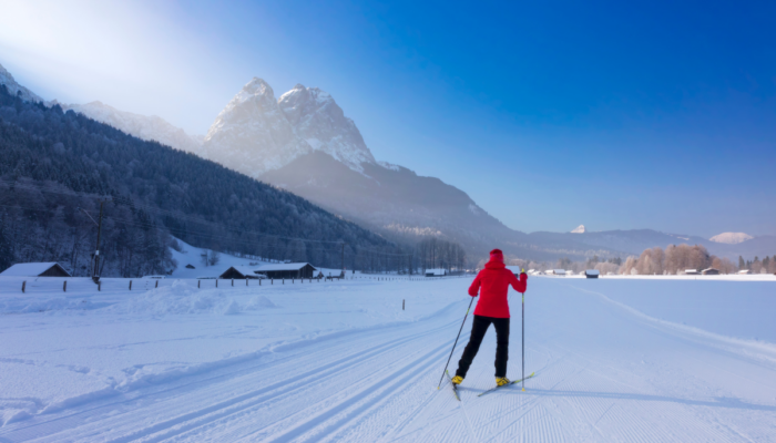 Berghotel Hammersbach Skifahren mit Blick auf die Zugspitze